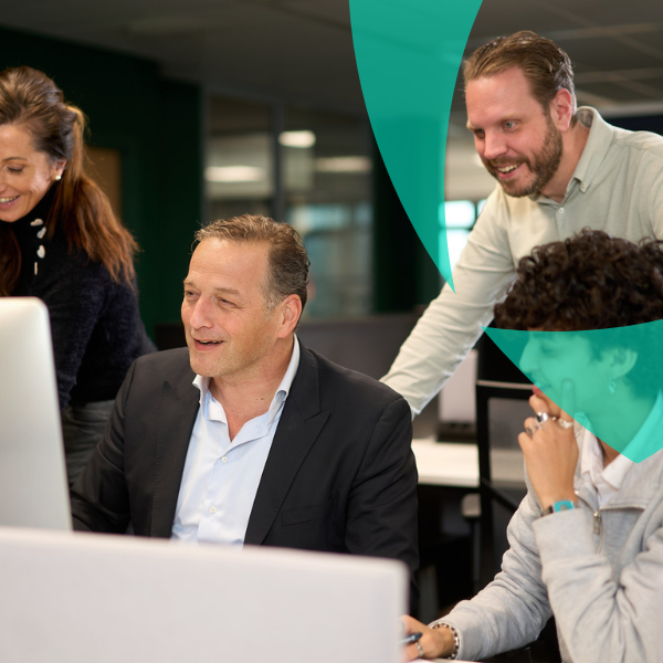 Lid van het Van Ameyde-team tijdens een klantbijeenkomst, samenwerkend aan claims en risicobeheeroplossingen