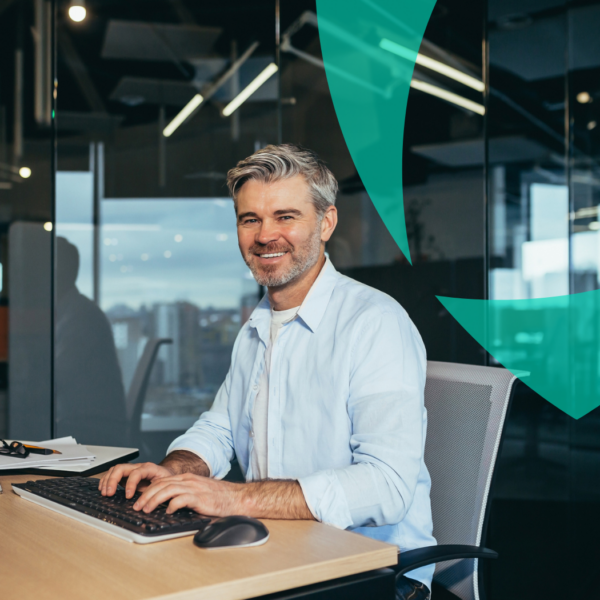 Professionel mand, der arbejder ved en computer på et kontor, som repræsenterer skadesbehandling og ekspertise inden for sagsbehandling.