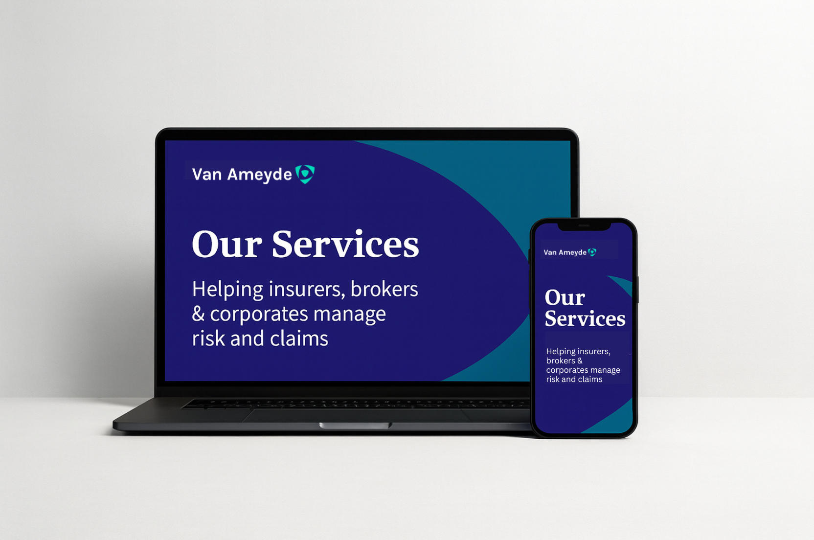 Los servicios de gestión de siniestros de Van Ameyde se muestran en computadoras portátiles y dispositivos móviles, ayudando a aseguradoras, corredores y empresas a gestionar riesgos y siniestros.