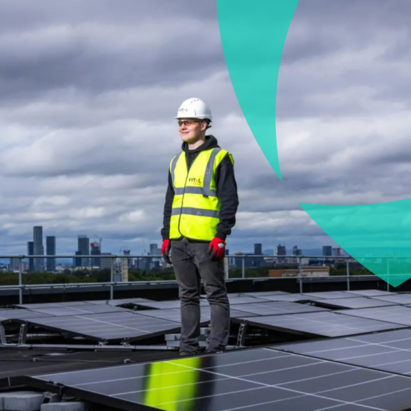 Expert inspectant l'installation de panneaux solaires sur un toit dans le cadre de services d'évaluation d'actifs.