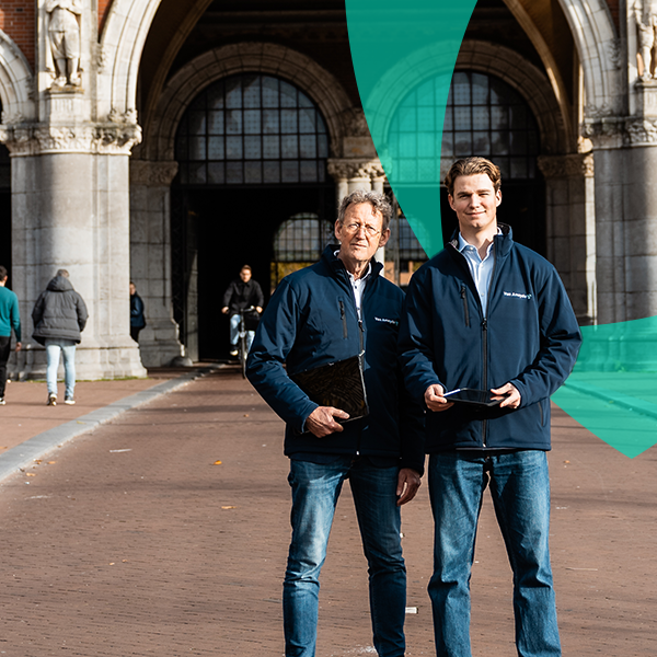 De taxatiespecialisten van Van Ameyde voeren taxaties ter plaatse uit met behulp van digitale rapportagetools.