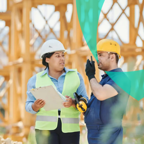 Os especialistas da Van Ameyde realizam uma inspeção no local, coordenando com segurança um projeto de construção.