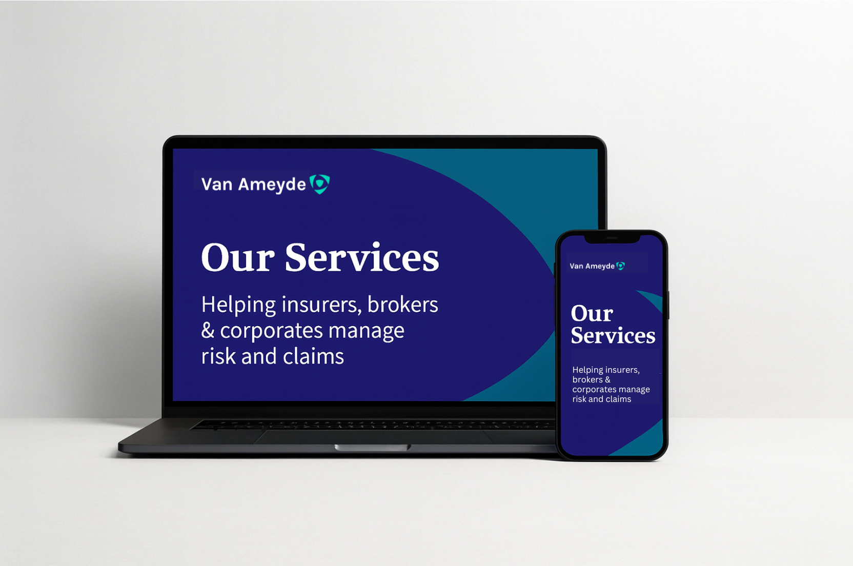 Van Ameydes skadehanteringstjänster visas på bärbar dator och mobil, vilket hjälper försäkringsbolag, mäklare och företag att hantera risker och skadeanspråk.